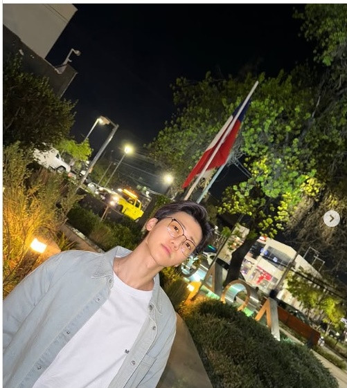 Với đường viền hàm mạnh mẽ, gò má cao và lông mày rậm tự nhiên, có lẽ không có gì ngạc nhiên khi Jaemin của NCT trông đẹp trai không kém khi không trang điểm.