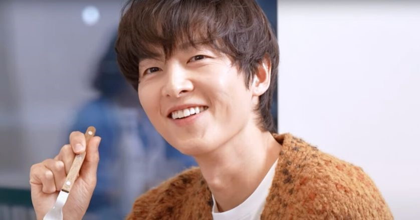 "Tôi ở Itaewon. Tôi cũng có một nơi ở Tuscany, ngoại ô Rome, Ý. Tôi sống ở đó với vợ tôi. Vì vợ tôi đã sống ở Ý cả đời nên chúng tôi ở đó khi tôi không làm việc gì cả". "Tôi ở Itaewon. Tôi cũng có một nơi ở Tuscany, ngoại ô Rome, Ý. Tôi sống ở đó với vợ tôi. Vì vợ tôi đã sống ở Ý cả đời nên chúng tôi ở đó khi tôi không làm việc gì cả".