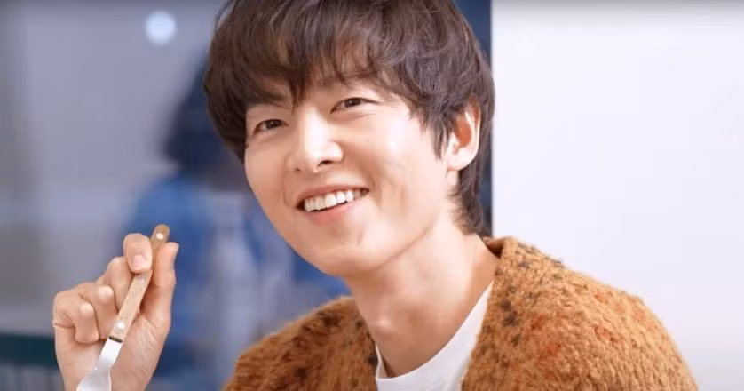 "Tôi ở Itaewon. Tôi cũng có một nơi ở Tuscany, ngoại ô Rome, Ý. Tôi sống ở đó với vợ tôi. Vì vợ tôi đã sống ở Ý cả đời nên chúng tôi ở đó khi tôi không làm việc gì cả".