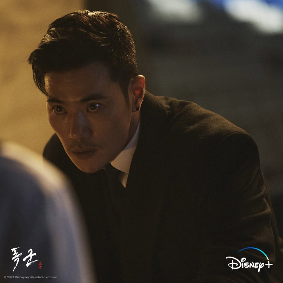 Kim Kang Woo vào vai Paul, một điệp viên mật của cơ quan tình báo Mỹ, không ngừng truy đuổi để đánh cắp mẫu vật cuối. Kim Kang Woo vào vai Paul, một điệp viên mật của cơ quan tình báo Mỹ, không ngừng truy đuổi để đánh cắp mẫu vật cuối.