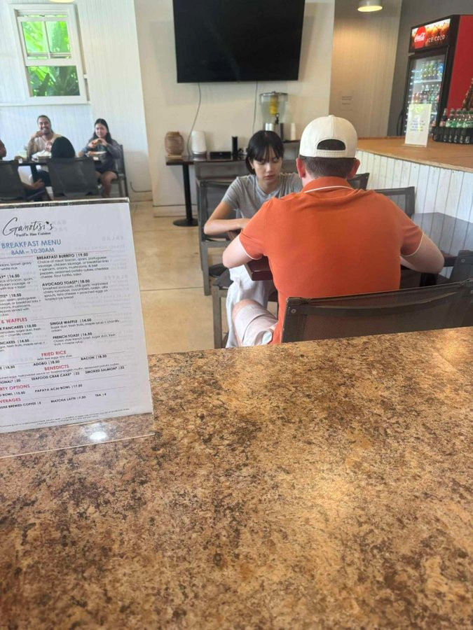 Cư dân mạng thích rằng, không giống như nhiều thần tượng khác, Lisa luôn xuất hiện trước công chúng bất cứ khi nào cô ấy ở cùng Arnault hoặc gia đình.