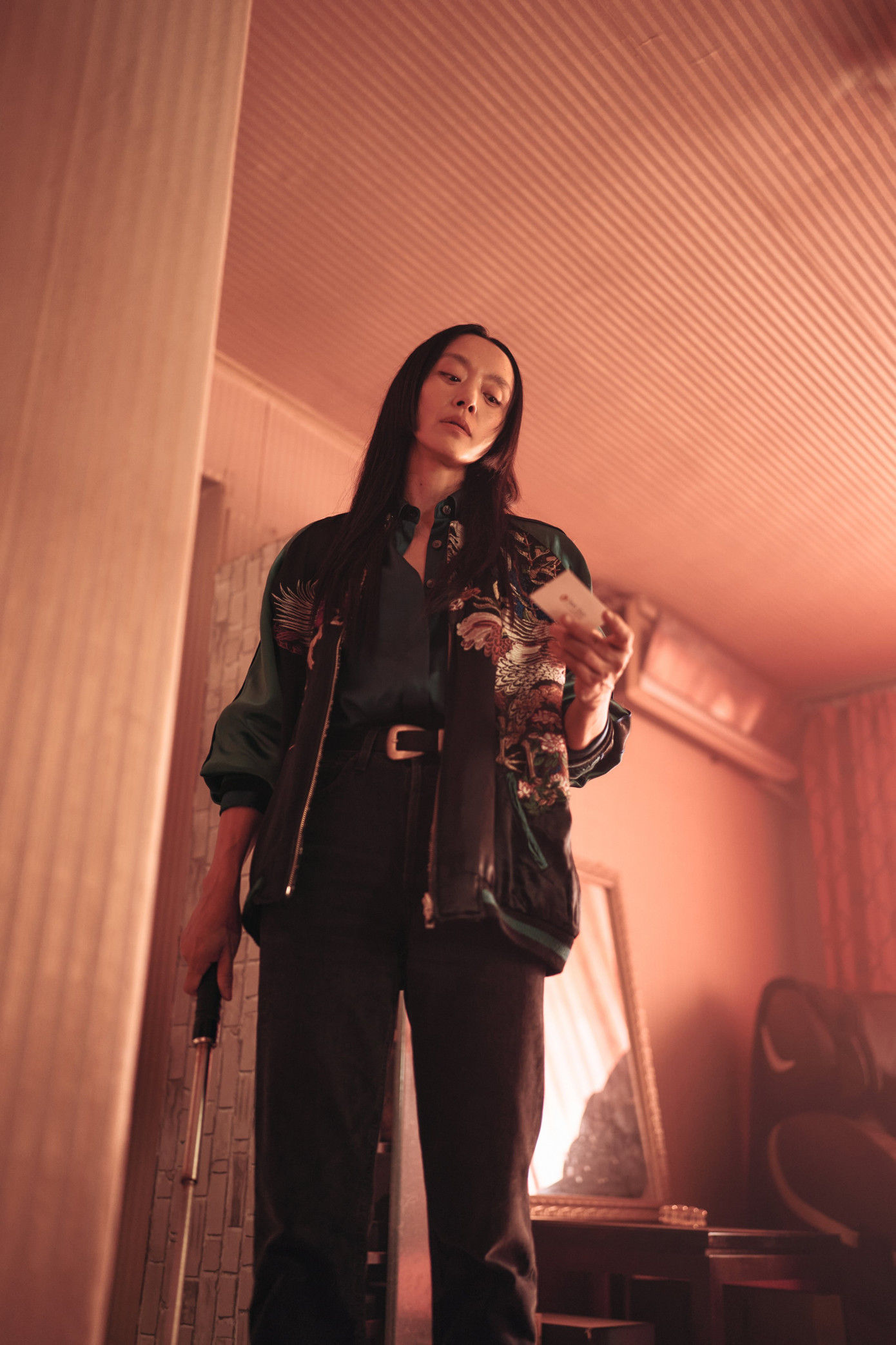 Những bức ảnh tĩnh mới được phát hành ghi lại những khía cạnh khác nhau của Ha Soo Young, người bắt đầu hành trình tìm kiếm sự thật sau khi ra tù. Những thay đổi trong tâm lý của Ha Soo Young sau khi mãn hạn hai năm tù được thể hiện qua nét mặt từ đôi mắt trống rỗng và khuôn mặt hung ác, cho thấy quyết tâm đạt được mục tiêu của cô mà không cần nhìn lại.