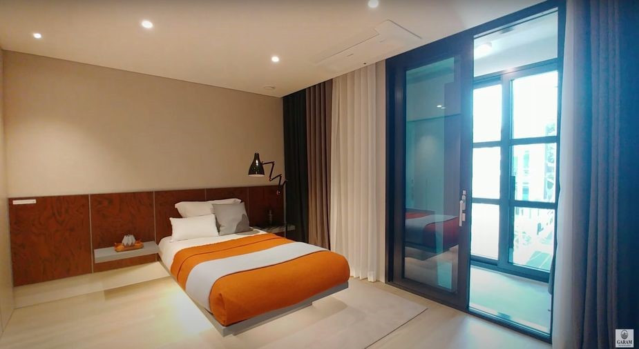 Các phòng ngủ đều đẹp và không gian mở với cửa sổ kính trong suốt từ trần đến sàn.