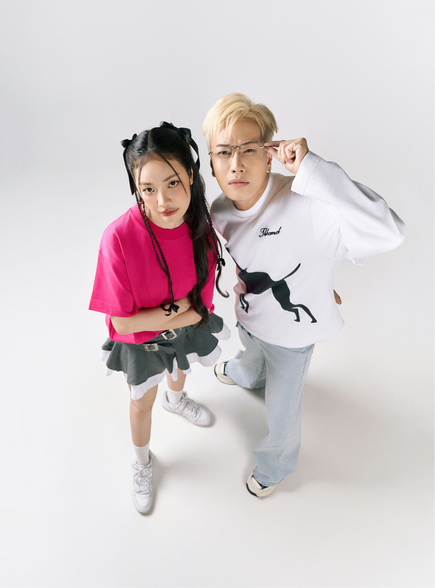 Lou Hoàng và Hoàng Duyên kết hợp 'cực tình' trong MV mới. Lou Hoàng và Hoàng Duyên kết hợp 'cực tình' trong MV mới.