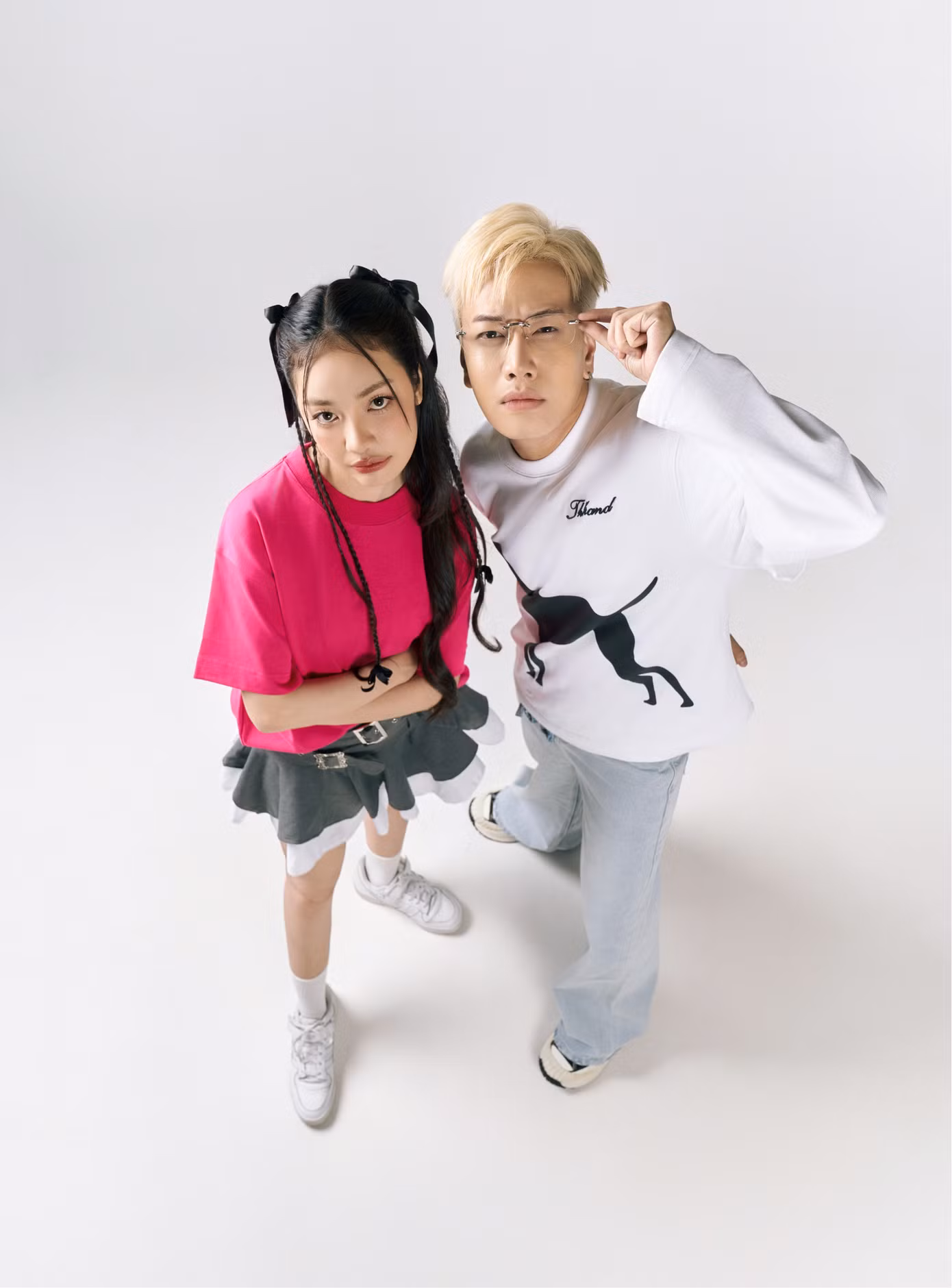 Lou Hoàng và Hoàng Duyên kết hợp 'cực tình' trong MV mới. Lou Hoàng và Hoàng Duyên kết hợp 'cực tình' trong MV mới.