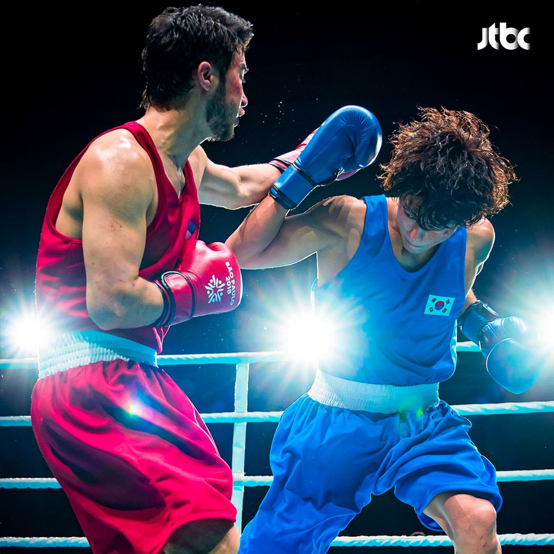 Park Bo Gum hóa thân thành võ sĩ quyền Anh Đội tuyển quốc gia Hàn Quốc, Yoon Dong Joo, khoe vóc dáng cơ bắp và rám nắng trong bộ đồng phục màu xanh. Sinh ra với tài năng chiến đấu, Yoon Dong Joo trở thành 'người hùng' Olympic, nhưng sau một sự cố bất ngờ, anh trải qua sự tuyệt vọng và bắt đầu cuộc sống mới với tư cách là một cảnh sát, tìm lại bản năng chiến đấu của mình khi phải đối mặt với bất công.