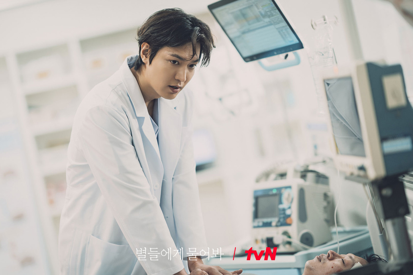 Lee Min Ho hóa thân thành Gong Ryong, thu hút người xem khi anh đảm nhận một nhiệm vụ có rủi ro cao trong không gian.
