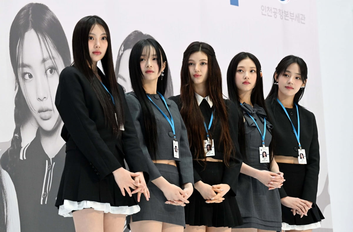 New Jeans được bổ nhiệm Đại sứ quan hệ công chúng cho Hải quan Sân bay quốc tế Incheon (22/3). Nghĩa là từ nay khi nhập cảnh Hàn Quốc, bạn sẽ thấy hình ảnh NewJeans và dòng chữ “Welcome to Korea”.