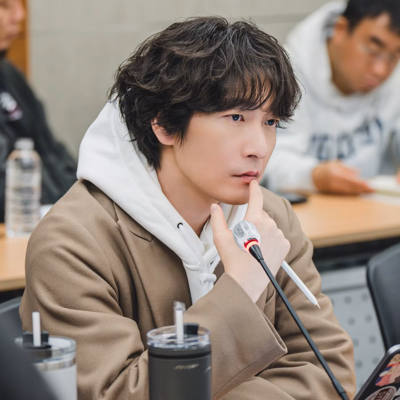 Cho Seung Woo, người đã quyến rũ khán giả qua các bộ phim Divorce Attorney Shin, Sisyphus: The Myth, Stranger và nhiều phim khác, sẽ vào vai nhà vua bí mật triệu tập Gu Cheon và Saeng Gang để giải quyết bí ẩn trong cung điện, làm dấy lên sự mong đợi về khả năng khắc họa những khía cạnh phức tạp của nhà vua. Cho Seung Woo, người đã quyến rũ khán giả qua các bộ phim Divorce Attorney Shin, Sisyphus: The Myth, Stranger và nhiều phim khác, sẽ vào vai nhà vua bí mật triệu tập Gu Cheon và Saeng Gang để giải quyết bí ẩn trong cung điện, làm dấy lên sự mong đợi về khả năng khắc họa những khía cạnh phức tạp của nhà vua.