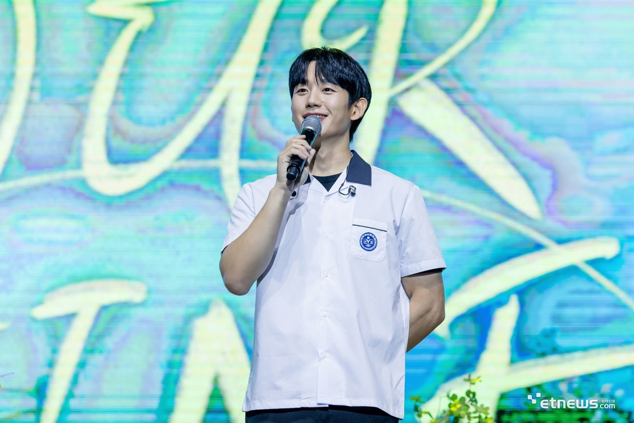 Jung Hae In vừa tổ chức thành công fan meeting vào ngày 2/12 mang tên OUR TIME IN SEOUL tại khán phòng chính của Đại học Nữ sinh Ewha ở Seoul. Cuộc gặp gỡ người hâm mộ này là sự kiện giao lưu với người hâm mộ của Jung Hae In được tổ chức một năm sau cuộc họp người hâm mộ encore năm 2023, Return [10 Season] và đã nhận được rất nhiều sự chú ý khi bán hết vé ngay khi mở bán. Nam nghệ sĩ cũng sẽ gặp Hainiz (fandom của Jung Hae In) từ nhiều quốc gia khác nhau thông qua tour fanmeeting OUR TIME và sẽ tổ chức một buổi fanmeeting encore vào ngày 30/3 năm sau.