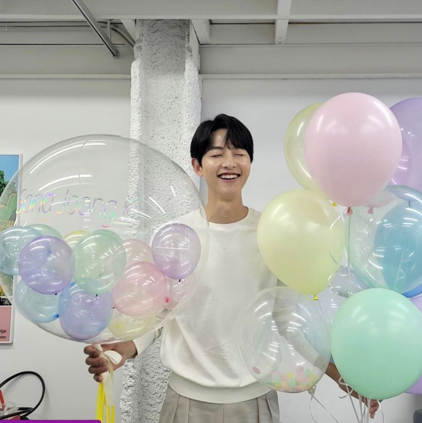 "Con trai tôi được 18 tháng tuổi, đã bắt đầu biết nói và cháu nói bằng tiếng Ý. Có những lúc tôi không hiểu cháu nói gì. Điều đó gây một chút áp lực cho tôi, vì vậy tôi đang học tiếng Ý. Còn tôi sung sướng phát điên vì con gái tôi. Tôi may mắn nhờ có vợ tôi. Mặt khác, vợ tôi đang học tiếng Hàn. Kỹ năng ngôn ngữ của cô ấy thật đáng kinh ngạc. Cô ấy học rất nhanh. Cô ấy thậm chí còn nói những điều như: 'Uhmeoni (mẹ chồng), đến ăn cơm' với mẹ tôi. Nó tuy chưa hoàn hảo, nhưng cô ấy không đáng yêu sao?". "Con trai tôi được 18 tháng tuổi, đã bắt đầu biết nói và cháu nói bằng tiếng Ý. Có những lúc tôi không hiểu cháu nói gì. Điều đó gây một chút áp lực cho tôi, vì vậy tôi đang học tiếng Ý. Còn tôi sung sướng phát điên vì con gái tôi. Tôi may mắn nhờ có vợ tôi. Mặt khác, vợ tôi đang học tiếng Hàn. Kỹ năng ngôn ngữ của cô ấy thật đáng kinh ngạc. Cô ấy học rất nhanh. Cô ấy thậm chí còn nói những điều như: 'Uhmeoni (mẹ chồng), đến ăn cơm' với mẹ tôi. Nó tuy chưa hoàn hảo, nhưng cô ấy không đáng yêu sao?".