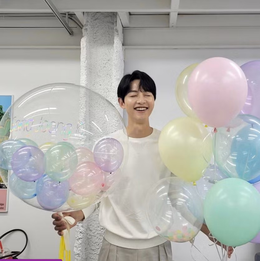 "Con trai tôi được 18 tháng tuổi, đã bắt đầu biết nói và cháu nói bằng tiếng Ý. Có những lúc tôi không hiểu cháu nói gì. Điều đó gây một chút áp lực cho tôi, vì vậy tôi đang học tiếng Ý. Còn tôi sung sướng phát điên vì con gái tôi. Tôi may mắn nhờ có vợ tôi. Mặt khác, vợ tôi đang học tiếng Hàn. Kỹ năng ngôn ngữ của cô ấy thật đáng kinh ngạc. Cô ấy học rất nhanh. Cô ấy thậm chí còn nói những điều như: 'Uhmeoni (mẹ chồng), đến ăn cơm' với mẹ tôi. Nó tuy chưa hoàn hảo, nhưng cô ấy không đáng yêu sao?".