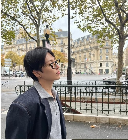 Khi không trang điểm, Hongjoong trông vẫn rạng rỡ. Anh ấy cũng thực sự biết cách tạo kiểu.Vẻ ngoài chỉn chu với khuôn mặt thoải mái, không trang điểm là sự kết hợp hoàn hảo cho một ngày đi chơi trong thành phố. Thêm vào đó là cặp kính, trông anh ấy như vừa bước ra từ một bộ phim truyền hình Hàn Quốc.