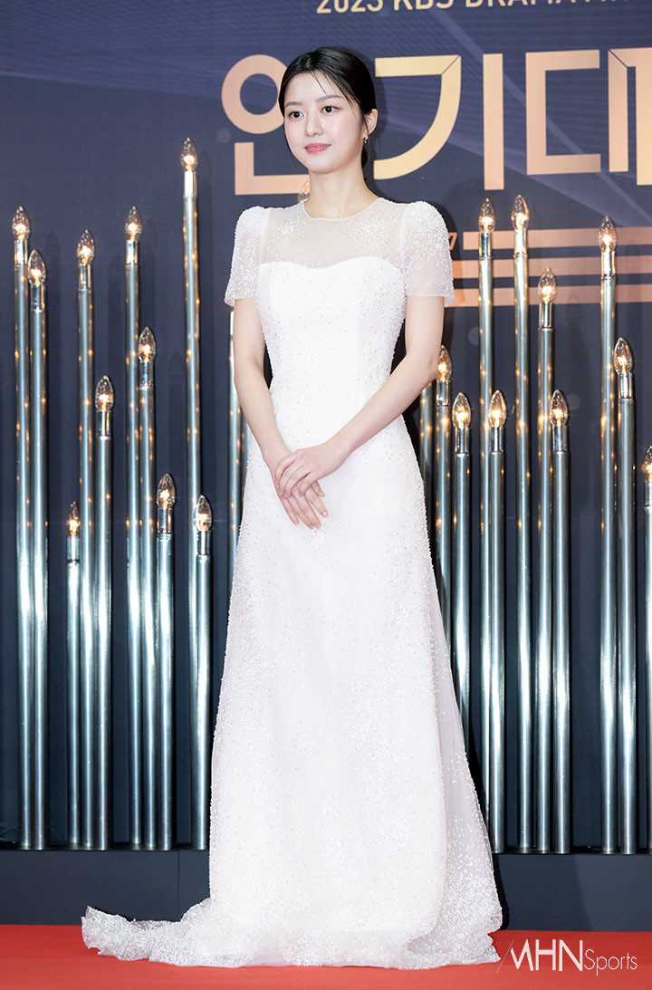 Kim Hyun Soo tại thảm đỏ sự kiện KBS Drama Awards 2023 được tổ chức tại KBS ở Yeouido, Seoul vào chiều ngày 31/12. Bắt đầu nghiệp diễn từ năm 2011, 'Ngọc nữ màn ảnh thế hệ mới' từng khiến khán giả khắp nơi phải xót xa với vai diễn cô bé khiếm thính trong bộ phim về nạn lạm dụng trẻ em Silenced. Đến năm 2013, sự nghiệp của nữ diễn viên gặp bước ngoặt mới với vai Cheon Song Yi/Seo Yi Hwa lúc nhỏ trong Vì sao đưa anh đến.