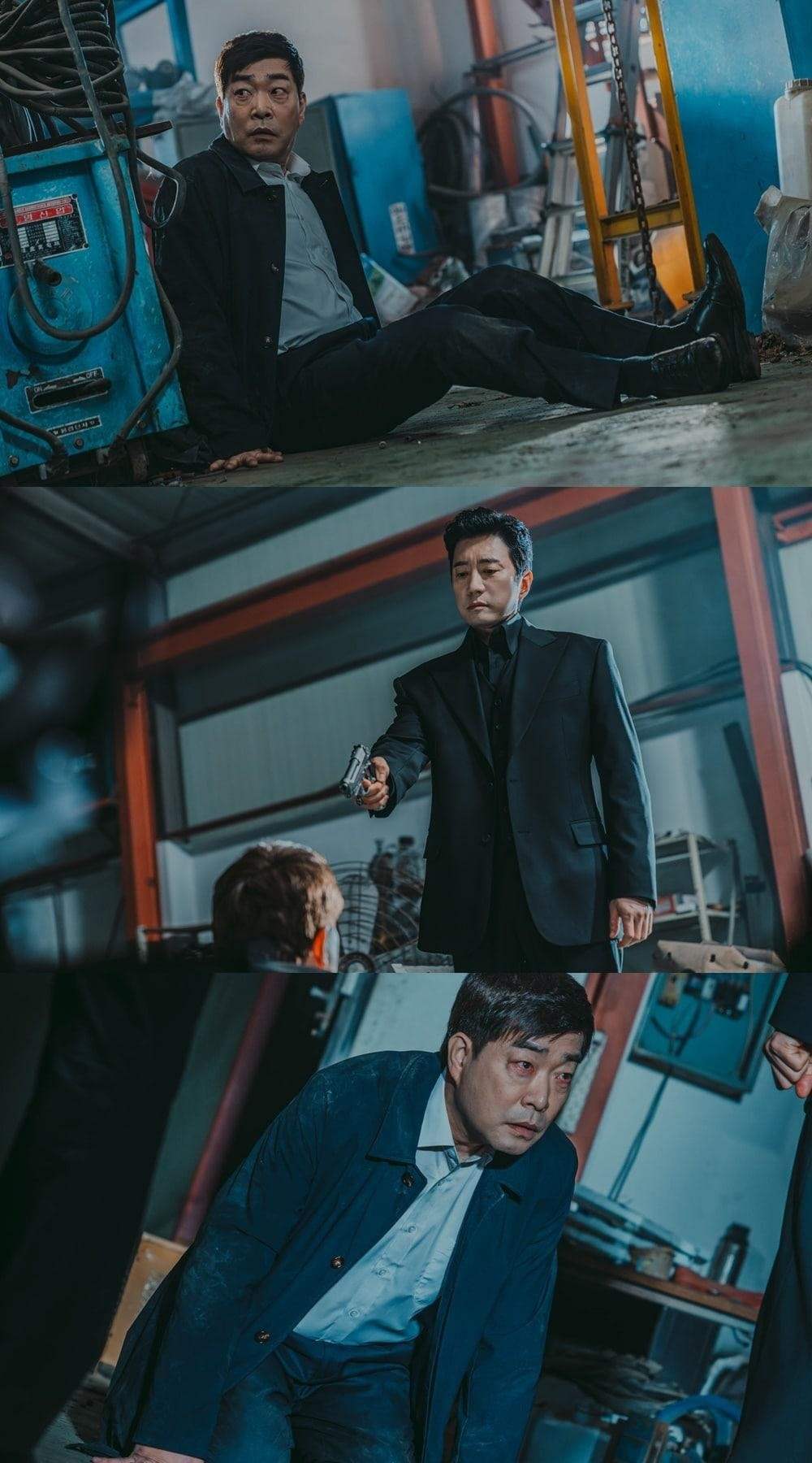 Hai người cha của Your Honor, Son Hyun Joo và Kim Myung Min cuối cùng cũng gặp nhau trong tập 4 phát sóng vào tối nay (20/8), lúc 22h (theo giờ Hàn Quốc). Con trai thẩm phán Song Pan Ho (Son Hyun Joo) là Song Ho Young (Kim Do Hoon) có liên quan đến vụ án đâm xe rồi bỏ chạy cướp đi mạng sống của con trai Kim Kang Heon (Kim Myung Min) và là con trai thứ hai của tập đoàn Woowon, Kim Sang Hyun (do Shin Ye Chan thủ vai). Woowon Group đã trở thành tâm điểm chú ý sau cái chết đột ngột của con trai thứ hai của chủ tịch Kim Kang Heon là Kim Sang Hyun (Yechan). Kim Kang Heon vô cùng đau buồn, khiến người xem vô cùng xúc động.Theo đó, Song Pan Ho và Kim Kang Heon đã tiến hành một cuộc đấu tranh vô hình vì con trai của họ. Đặc biệt, Song Pan Ho đã tiêu hủy bằng mọi cách cần thiết để bảo vệ mạng sống cho con trai mình là Song Ho Young (Kim Do Hoon), thủ phạm của vụ việc này. Sau sự kiện bi thảm này, con trai cả của Kim Kang Heon là Kim Sang Hyuk (Heo Nam Jun) đã trở về từ Hoa Kỳ và thề sẽ trả thù cho cái chết của em trai mình. Kim Kang Heon đã cảnh báo anh dừng lại và quay trở lại Hoa Kỳ trong khi anh bắt đầu tự mình điều tra vụ việc. Tuy nhiên, Kim Sang Hyuk đã bỏ qua lời cảnh báo của cha mình và hành động độc lập, tạo ra thêm căng thẳng. Cuối cùng, Kim Kang Heon nhận ra rằng có một thủ phạm thực sự khác ngoài Lee Sang Taek (Ahn Byeong Sik) mà mọi người chỉ ra, và nó có liên quan đến một người tên Song Pan Ho. Liệu cuộc đối đầu của hai người cha sẽ diễn ra như thế nào? Liệu mọi kế hoạch của 'ông bố' Song Pan Ho cho đến nay có bị Kim Kang Heon phát hiện hay không? Đó là những nút thắt gợi sự tò mò cực 'cuốn' đối với khán giả hiện nay. Hai người cha của Your Honor, Son Hyun Joo và Kim Myung Min cuối cùng cũng gặp nhau trong tập 4 phát sóng vào tối nay (20/8), lúc 22h (theo giờ Hàn Quốc). Con trai thẩm phán Song Pan Ho (Son Hyun Joo) là Song Ho Young (Kim Do Hoon) có liên quan đến vụ án đâm xe rồi bỏ chạy cướp đi mạng sống của con trai Kim Kang Heon (Kim Myung Min) và là con trai thứ hai của tập đoàn Woowon, Kim Sang Hyun (do Shin Ye Chan thủ vai). Woowon Group đã trở thành tâm điểm chú ý sau cái chết đột ngột của con trai thứ hai của chủ tịch Kim Kang Heon là Kim Sang Hyun (Yechan). Kim Kang Heon vô cùng đau buồn, khiến người xem vô cùng xúc động.Theo đó, Song Pan Ho và Kim Kang Heon đã tiến hành một cuộc đấu tranh vô hình vì con trai của họ. Đặc biệt, Song Pan Ho đã tiêu hủy bằng mọi cách cần thiết để bảo vệ mạng sống cho con trai mình là Song Ho Young (Kim Do Hoon), thủ phạm của vụ việc này. Sau sự kiện bi thảm này, con trai cả của Kim Kang Heon là Kim Sang Hyuk (Heo Nam Jun) đã trở về từ Hoa Kỳ và thề sẽ trả thù cho cái chết của em trai mình. Kim Kang Heon đã cảnh báo anh dừng lại và quay trở lại Hoa Kỳ trong khi anh bắt đầu tự mình điều tra vụ việc. Tuy nhiên, Kim Sang Hyuk đã bỏ qua lời cảnh báo của cha mình và hành động độc lập, tạo ra thêm căng thẳng. Cuối cùng, Kim Kang Heon nhận ra rằng có một thủ phạm thực sự khác ngoài Lee Sang Taek (Ahn Byeong Sik) mà mọi người chỉ ra, và nó có liên quan đến một người tên Song Pan Ho. Liệu cuộc đối đầu của hai người cha sẽ diễn ra như thế nào? Liệu mọi kế hoạch của 'ông bố' Song Pan Ho cho đến nay có bị Kim Kang Heon phát hiện hay không? Đó là những nút thắt gợi sự tò mò cực 'cuốn' đối với khán giả hiện nay.