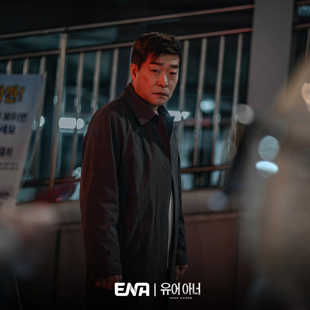 Song Pan Ho đã nhờ người bạn Jung Yi Hwa (Choi Moo Sung) giúp đỡ chiếc xe liên quan đến vụ tai nạn do con trai anh là Song Ho Young (Kim Do Hoon) cầm lái. Jung Yi Hwa đã giao nhiệm vụ cho một băng đảng cảng, nhưng Lee Sang Taek (Ahn Byung Sik), người đã đích thân xử lý vụ việc, đã bị cảnh sát chặn lại vì vượt đèn đỏ. Điều này dẫn đến việc phát hiện ra rằng chiếc xe mà Song Pan Ho báo cáo là bị đánh cắp không chỉ là chiếc xe liên quan đến vụ tông xe bỏ chạy khiến con trai thứ hai của Kim Kang Heon (Kim Myung Min) là Kim Sang Hyun (Yechan) thiệt mạng mà còn chỉ ra Lee Sang Taek là nghi phạm chính. Song Pan Ho đã nhờ người bạn Jung Yi Hwa (Choi Moo Sung) giúp đỡ chiếc xe liên quan đến vụ tai nạn do con trai anh là Song Ho Young (Kim Do Hoon) cầm lái. Jung Yi Hwa đã giao nhiệm vụ cho một băng đảng cảng, nhưng Lee Sang Taek (Ahn Byung Sik), người đã đích thân xử lý vụ việc, đã bị cảnh sát chặn lại vì vượt đèn đỏ. Điều này dẫn đến việc phát hiện ra rằng chiếc xe mà Song Pan Ho báo cáo là bị đánh cắp không chỉ là chiếc xe liên quan đến vụ tông xe bỏ chạy khiến con trai thứ hai của Kim Kang Heon (Kim Myung Min) là Kim Sang Hyun (Yechan) thiệt mạng mà còn chỉ ra Lee Sang Taek là nghi phạm chính.