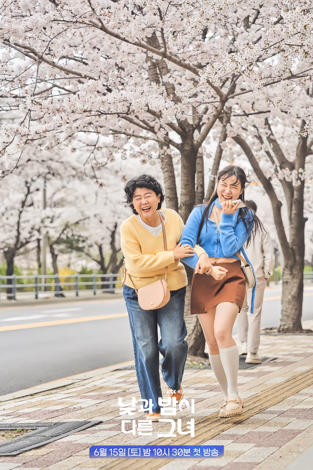 Lee Jung Eun chia sẻ về vai diễn: “Tôi đã nỗ lực bắt chước ngôn ngữ và chuyển động của Jung Eun Ji, nhưng đó thật sự là một thử thách, cho nên tôi tập trung khắc họa sự đồng bộ giữa chúng tôi thông qua cách nhân vật Lee Mi Jin tương tác với người khác”.