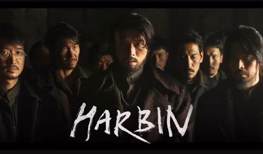 Bộ phim sắp tới của Hyun Bin, Harbin lấy bối cảnh năm 1909 kể về cuộc truy đuổi dữ dội và cuộc rượt đuổi mèo vờn chuột giữa những người đến Cáp Nhĩ Tân để thực hiện một nhiệm vụ duy nhất và các thế lực đang theo dõi họ. Với sự tham gia của Hyun Bin, Park Jung Min, Jo Woo Jin, Jeon Yeo Bin và những người khác, Harbin có dàn diễn viên hùng hậu mang đến một màn trình diễn phi thường. Các địa điểm quay trên quy mô toàn cầu của bộ phim và góc nhìn độc đáo của đạo diễn Woo Min Ho,nổi tiếng với Inside Men và The Man Standing Next, đã nắm bắt được hành trình nguy hiểm của những người đấu tranh giành độc lập và sản xuất bởi Hive Media Corp, đơn vị cũng đã tạo ra Deliver Us from Evil và Spring of Seoul, bộ phim là một trong những bộ phim được mong đợi nhất trong danh sách phim ra mắt vào mùa Đông năm nay. Harbin đã giành được vị trí số một trên bảng xếp hạng vé bán trước chín ngày trước khi phát hành. Tính đến ngày 15/12, lúc 12h46, theo giờ Hàn Quốc, bộ phim đã ghi nhận 83.383 vé bán trước, theo mạng máy tính tích hợp của KOBIS. Bộ phim đã vượt qua những đối thủ mạnh như Firefighter và Mufasa: The Lion King, chứng minh mức độ mong đợi cao xung quanh ngày phát hành của nó. Với đà phát triển hiện tại, bộ phim dự kiến sẽ vượt qua 100.000 vé bán trước trong tuần này. Harbin dự kiến sẽ ra mắt vào ngày 24/12, theo giờ Hàn Quốc. Bộ phim sắp tới của Hyun Bin, Harbin lấy bối cảnh năm 1909 kể về cuộc truy đuổi dữ dội và cuộc rượt đuổi mèo vờn chuột giữa những người đến Cáp Nhĩ Tân để thực hiện một nhiệm vụ duy nhất và các thế lực đang theo dõi họ. Với sự tham gia của Hyun Bin, Park Jung Min, Jo Woo Jin, Jeon Yeo Bin và những người khác, Harbin có dàn diễn viên hùng hậu mang đến một màn trình diễn phi thường. Các địa điểm quay trên quy mô toàn cầu của bộ phim và góc nhìn độc đáo của đạo diễn Woo Min Ho,nổi tiếng với Inside Men và The Man Standing Next, đã nắm bắt được hành trình nguy hiểm của những người đấu tranh giành độc lập và sản xuất bởi Hive Media Corp, đơn vị cũng đã tạo ra Deliver Us from Evil và Spring of Seoul, bộ phim là một trong những bộ phim được mong đợi nhất trong danh sách phim ra mắt vào mùa Đông năm nay. Harbin đã giành được vị trí số một trên bảng xếp hạng vé bán trước chín ngày trước khi phát hành. Tính đến ngày 15/12, lúc 12h46, theo giờ Hàn Quốc, bộ phim đã ghi nhận 83.383 vé bán trước, theo mạng máy tính tích hợp của KOBIS. Bộ phim đã vượt qua những đối thủ mạnh như Firefighter và Mufasa: The Lion King, chứng minh mức độ mong đợi cao xung quanh ngày phát hành của nó. Với đà phát triển hiện tại, bộ phim dự kiến sẽ vượt qua 100.000 vé bán trước trong tuần này. Harbin dự kiến sẽ ra mắt vào ngày 24/12, theo giờ Hàn Quốc.