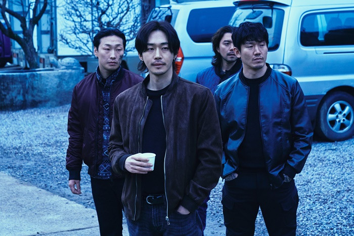 Moo Jin Sung vào vai Yeon Mo Yong, người đứng đầu một tổ chức giao cho Ja Kyung (Jo Yoon Soo), một kỹ thuật viên có kỹ năng giống như ma, đi đánh cắp mẫu vật cuối cùng. Yeon Mo Yong là nhân vật châm ngòi cho một cuộc rượt đuổi khó lường xung quanh mẫu vật. Moo Jin Sung vào vai Yeon Mo Yong, người đứng đầu một tổ chức giao cho Ja Kyung (Jo Yoon Soo), một kỹ thuật viên có kỹ năng giống như ma, đi đánh cắp mẫu vật cuối cùng. Yeon Mo Yong là nhân vật châm ngòi cho một cuộc rượt đuổi khó lường xung quanh mẫu vật.