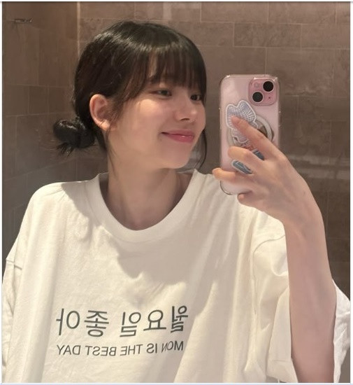 Là một trong những &apos;visual&apos; được bàn tán nhiều nhất của thế hệ thứ tư của K-pop, Karina của Aespa chứng minh rằng mình vẫn xinh đẹp dù có trang điểm hay không.Vẻ ngoài tự nhiên giúp các đường nét của cô ấy tỏa sáng, và đôi má ửng hồng tự nhiên cực kỳ đáng yêu.