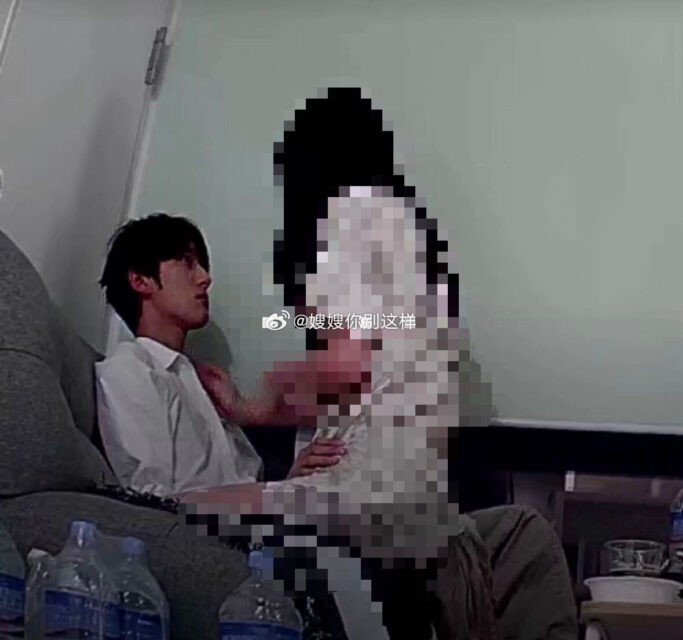 Một ảnh chụp màn hình cho thấy người phụ nữ đang ngồi trên đùi Minseo.