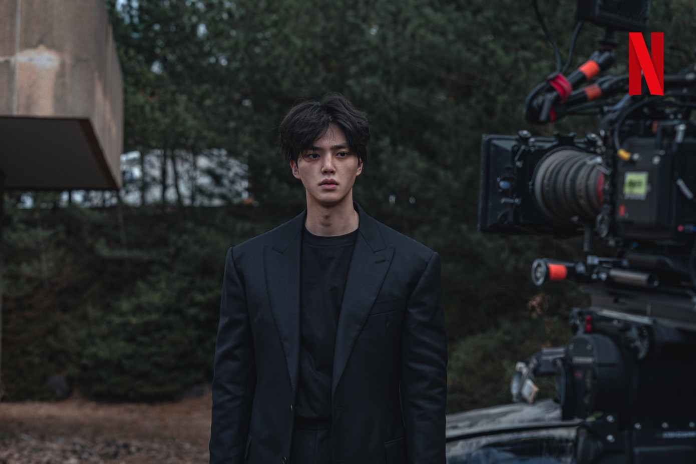 Hyun Su (Song Kang), người đấu tranh để giữ lại nhân tính của mình. Hyun Su (Song Kang), người đấu tranh để giữ lại nhân tính của mình.