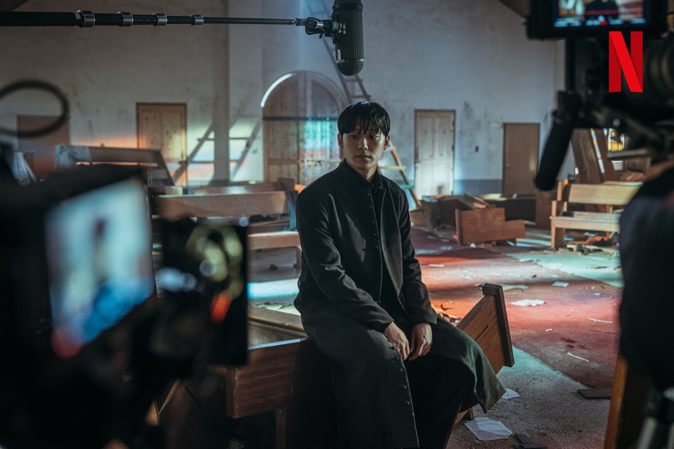 Eun Hyuk (do Lee Do Hyun thủ vai), bộ não của Green Home, trở lại trong phần 3 với tư cách là một con người mới, được biến đổi cả bên ngoài lẫn bên trong. Sự trở lại của anh ấy và sự xuất hiện của một kỷ nguyên mới của nhân loại gợi ý về một giai đoạn mới trong tình hình quái vật hóa, làm dấy lên sự tò mò về số phận của các nhân vật trong phần 3 của Sweet Home. Eun Hyuk (do Lee Do Hyun thủ vai), bộ não của Green Home, trở lại trong phần 3 với tư cách là một con người mới, được biến đổi cả bên ngoài lẫn bên trong. Sự trở lại của anh ấy và sự xuất hiện của một kỷ nguyên mới của nhân loại gợi ý về một giai đoạn mới trong tình hình quái vật hóa, làm dấy lên sự tò mò về số phận của các nhân vật trong phần 3 của Sweet Home.