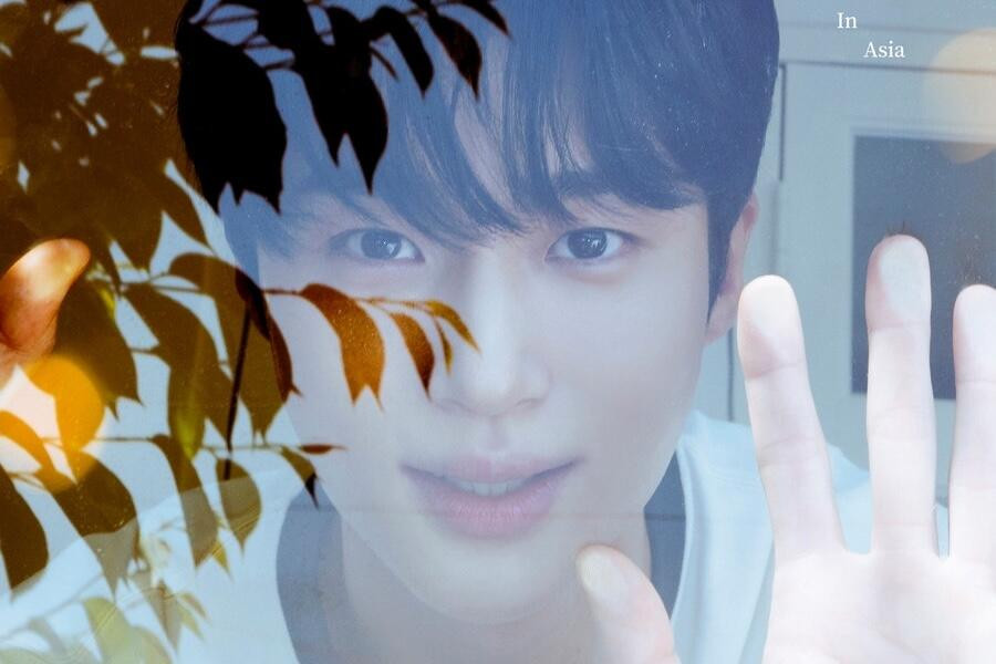 &apos;Ngôi sao Lovely Runner&apos; , Byeon Woo Seok chuẩn bị bắt đầu chuyến lưu diễn gặp gỡ người hâm mộ châu Á đầu tiên của mình. Công ty quản lý BH Entertainment của Byeon Woo Seok đã công bố chuyến lưu diễn gặp gỡ người hâm mộ châu Á đầu tiên của nam diễn viên là “SUMMER LETTER” cùng với một poster. Chuyến lưu diễn sẽ bắt đầu tại Đài Bắc vào tháng Sáu, sau đó đi qua nhiều thành phố khác nhau ở châu Á bao gồm Bangkok, Seoul và Hồng Kông. Ngoài ra, Byeon Woo Seok sẽ tham gia chương trình trò chuyện tạp kỹ nổi tiếng You Quiz on the Block của tvN dự kiến trong tháng Năm. Đây là lần đầu tiên Byeon Woo Seok xuất hiện trên You Quiz on the Block kể từ khi anh ra mắt qua bộ phim truyền hình Dear My Friends vào năm 2016. Dự kiến, Byeon Woo Seok sẽ gặp gỡ hai người dẫn chương trình Yoo Jae Seok và Jo Se Ho và chia sẻ nhiều câu chuyện hậu trường khác nhau về sự nghiệp người mẫu và diễn viên của mình.