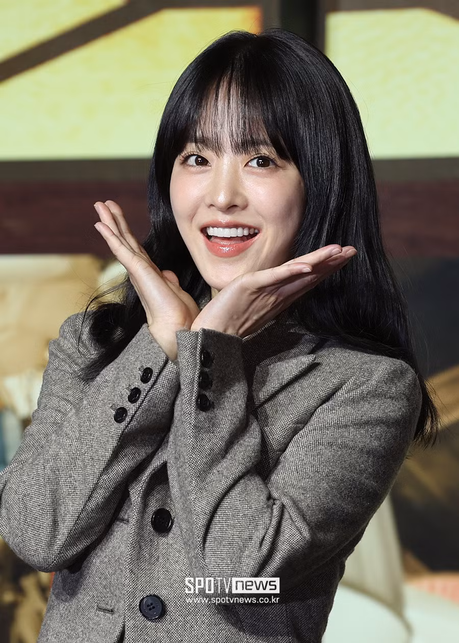 Park Bo Young đang nhận được sự chú ý đông đảo từ công chúng với bộ phim Light shop của Disney+ đóng cặp với Joo Ji Hyun dự kiến lên sóng vào tháng Mười Hai, đối đầu trực tiếp với Squid Game 2.