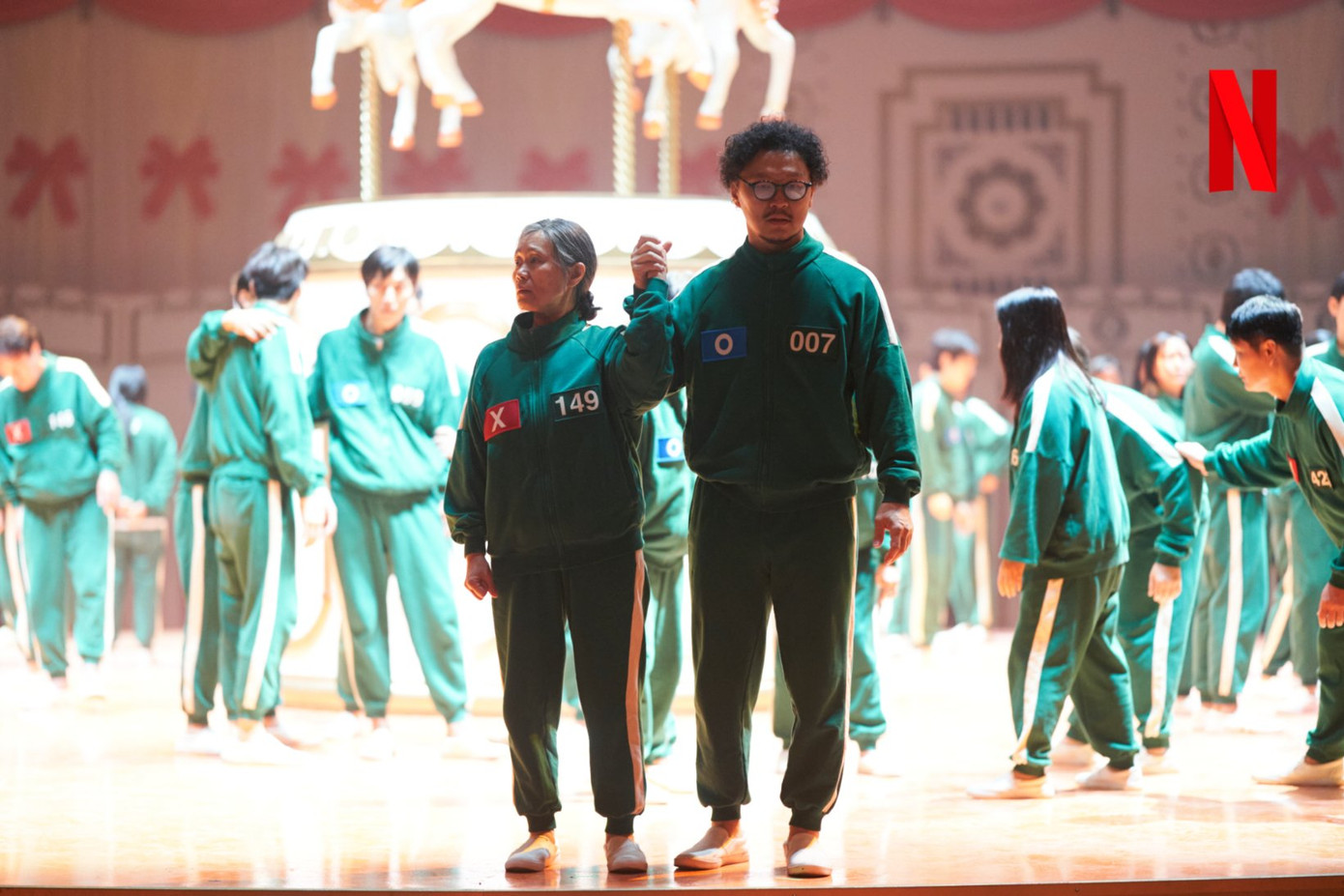 Yong Sik (Yang Dong Geun) tham gia trò chơi để trả nợ cho lần đầu chơi cờ bạc, trong khi mẹ của Yong Sik là Geum Ja (Kang Ae Shim) tham gia để bảo vệ Yong Sik và gia đình bà. Yong Sik (Yang Dong Geun) tham gia trò chơi để trả nợ cho lần đầu chơi cờ bạc, trong khi mẹ của Yong Sik là Geum Ja (Kang Ae Shim) tham gia để bảo vệ Yong Sik và gia đình bà.