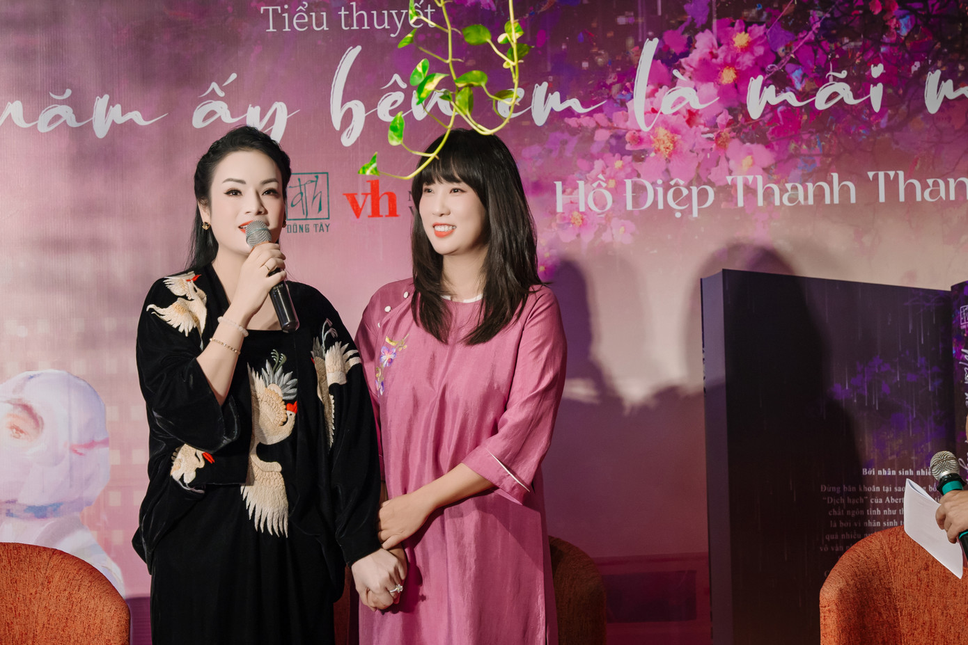 NSƯT Tân Nhàn mua 400 cuốn tiểu thuyết để tặng sinh viên của mình.