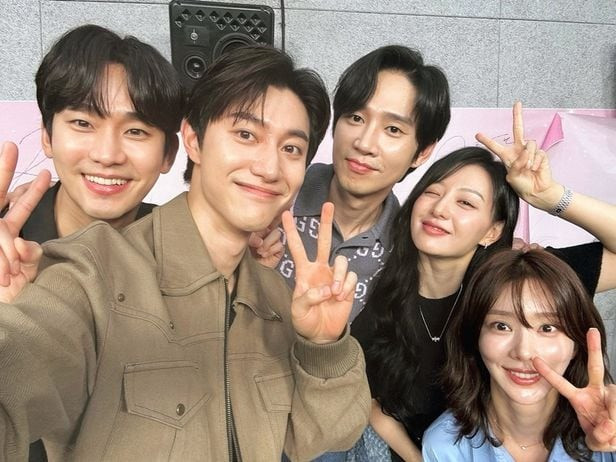 Mặc dù Queen of Tearsđã kết thúc vào ngày 28/4, vượt qua Crash Landing on You và ghi nhận tỷ suất người xem cao nhất trong số các bộ phim truyền hình tvN mọi thời đại, thiết lập một cột mốc mới cho tvN, các diễn viên trong phim vẫn giữ mối liên hệ mật thiết với nhau. Mặc dù Queen of Tearsđã kết thúc vào ngày 28/4, vượt qua Crash Landing on You và ghi nhận tỷ suất người xem cao nhất trong số các bộ phim truyền hình tvN mọi thời đại, thiết lập một cột mốc mới cho tvN, các diễn viên trong phim vẫn giữ mối liên hệ mật thiết với nhau.