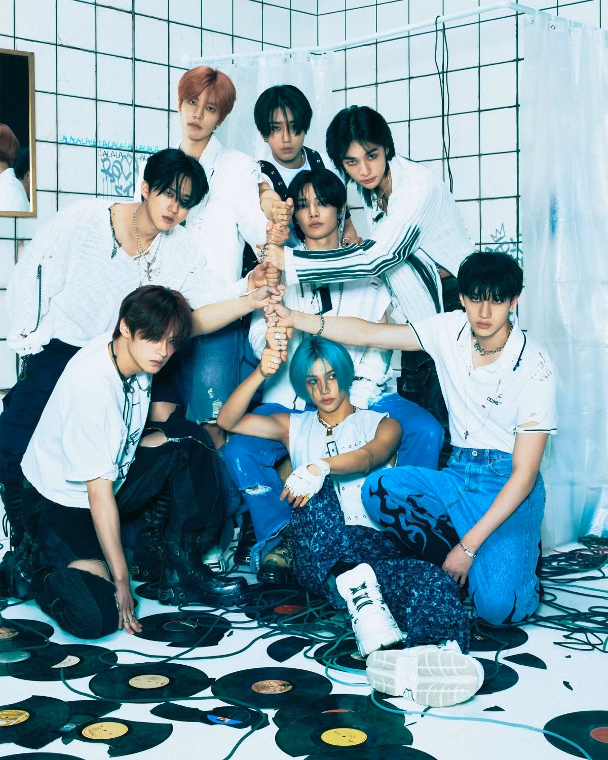 Nhóm nhạc Stray Kids đã khẳng định mình là nghệ sĩ K-pop tiêu biểu trên sân khấu châu Âu, nơi tạo thành một trong ba trục chính của âm nhạc đại chúng toàn cầu, đặc biệt là ở Pháp, quê hương của nhạc pop. Trong bảng xếp hạng 200 Albums hàng đầu năm 2023 vừa được Hiệp hội Ghi âm Pháp công bố chính thức, Stray Kids xếp hạng cao nhất trong số các nghệ sĩ K-pop, sở hữu album K-pop được yêu thích nhất tại nước này. Sự nổi tiếng của Stray Kids còn được chứng minh qua doanh số bán album vật lý, dẫn đến lời mời đặc biệt tới Yellow Coin Concert, sự kiện từ thiện lớn nhất không chỉ ở Pháp mà còn ở châu Âu. Yellow Coin Concert kỷ niệm 35 năm thành lập sẽ diễn ra vào năm nay. Đây là một sự kiện gây quỹ nhằm giúp đỡ trẻ em và thanh thiếu niên nhập viện do Quỹ Bệnh viện Pháp tổ chức, trong đó, Tổng thống Pháp và Đệ nhất phu nhân Brigitte Macron giữ vai trò Chủ tịch Hội đồng Quản trị. Stray Kids là nghệ sĩ K-pop thứ hai tham gia Yellow Coin Concert, đây sẽ là một hình thức quyên góp tài năng và trước đó BLACKPINK đã được mời. Sự kiện năm nay sẽ có sự góp mặt của đông đảo nghệ sĩ hàng đầu thế giới nổi tiếng tại Hàn Quốc và thế giới, bao gồm Stray Kids và thành viên BLACKPINK, Lisa, nhóm Maroon 5, Pharrell Williams và Jay Balvin.Buổi biểu diễn sẽ được tổ chức vào ngày 26/1 theo giờ địa phương tại Accor Arena, một sân vận động trong nhà lớn với sức chứa 20.000 người, nằm ở Paris, thủ đô nước Pháp. Stray Kids đã thông báo trên SNS chính thức vào đầu Năm mới rằng, họ sẽ có những hoạt động rộng khắp trên toàn thế giới, bao gồm châu Âu, Bắc Mỹ và châu Á trong năm nay. Để xứng đáng với danh hiệu Ông hoàng album mới, họ hứa sẽ phát hành một album mới và album đặc biệt trong năm nay, đồng thời cũng đang lên kế hoạch tổ chức buổi fanmeeting lần thứ tư và chuyến lưu diễn vòng quanh thế giới lần thứ ba.