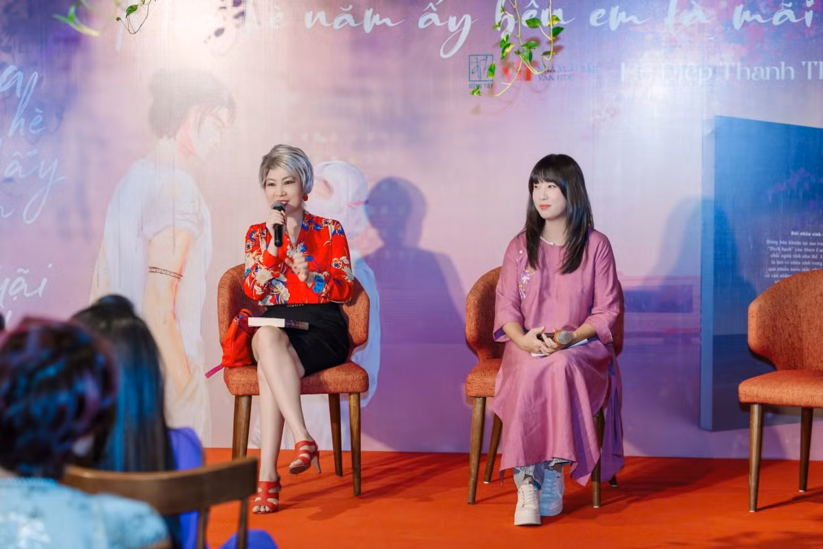 Nhà văn Di Li thay đổi góc nhìn về ngôn tình sau khi đọc tác phẩm mới của Hồ Điệp Thanh Thanh. Nhà văn Di Li thay đổi góc nhìn về ngôn tình sau khi đọc tác phẩm mới của Hồ Điệp Thanh Thanh.