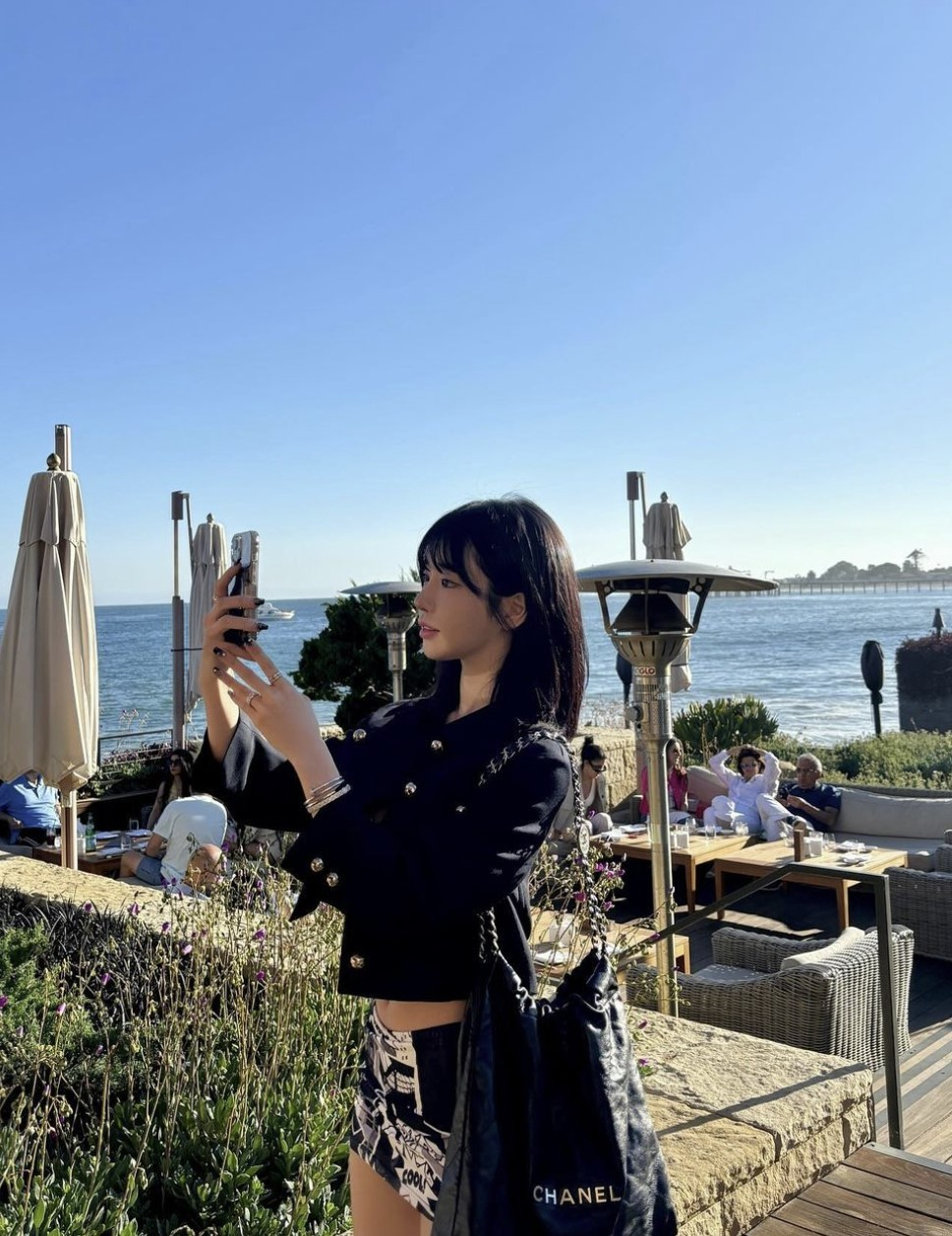 Trong khi đó, BJ Se Yeon gần đây đã xuất hiện trong chương trình truyền hình gốc của Netflix, The Influencer. BJ Se Yeon bắt đầu phát sóng lần đầu tiên vào năm 2019 và nổi tiếng là một người có ảnh hưởng, hoạt động không chỉ trên Afreeca TV mà còn trên YouTube và TikTok. Trong khi đó, BJ Se Yeon gần đây đã xuất hiện trong chương trình truyền hình gốc của Netflix, The Influencer. BJ Se Yeon bắt đầu phát sóng lần đầu tiên vào năm 2019 và nổi tiếng là một người có ảnh hưởng, hoạt động không chỉ trên Afreeca TV mà còn trên YouTube và TikTok.