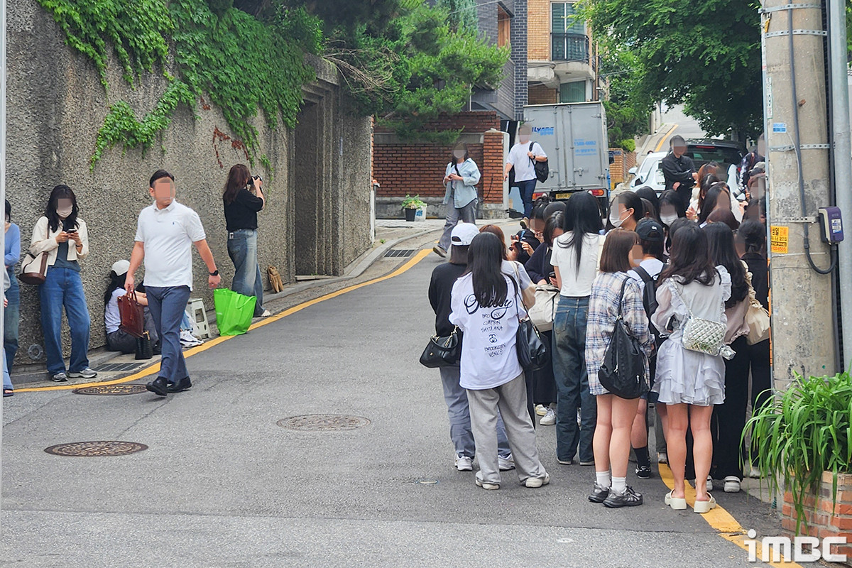 Nhiều cư dân mạng đang dành sự quan tâm đặc biệt đến Byeon Woo Seok, chẳng hạn như vụ náo động Yongsan CGV trong sự kiện phim truyền hình gần đây, hay danh sách 700.000 người chờ mua vé tham dự fanmeeting. Cùng với đó, người hâm mộ đã đổ xô đến hiện trường cuộc phỏng vấn cuối phim của Byeon Woo Seok ngày hôm qua và hôm nay. Đã từng có những cuộc phỏng vấn với các diễn viên cuối phim, nhưng chưa bao giờ có nhiều người vây quanh địa điểm phỏng vấn đến thế. Hàng chục người vây quanh địa điểm phỏng vấn, thậm chí đứng cả dưới lòng đường, trông rất nguy hiểm. Nhiều cư dân mạng đang dành sự quan tâm đặc biệt đến Byeon Woo Seok, chẳng hạn như vụ náo động Yongsan CGV trong sự kiện phim truyền hình gần đây, hay danh sách 700.000 người chờ mua vé tham dự fanmeeting. Cùng với đó, người hâm mộ đã đổ xô đến hiện trường cuộc phỏng vấn cuối phim của Byeon Woo Seok ngày hôm qua và hôm nay. Đã từng có những cuộc phỏng vấn với các diễn viên cuối phim, nhưng chưa bao giờ có nhiều người vây quanh địa điểm phỏng vấn đến thế. Hàng chục người vây quanh địa điểm phỏng vấn, thậm chí đứng cả dưới lòng đường, trông rất nguy hiểm.