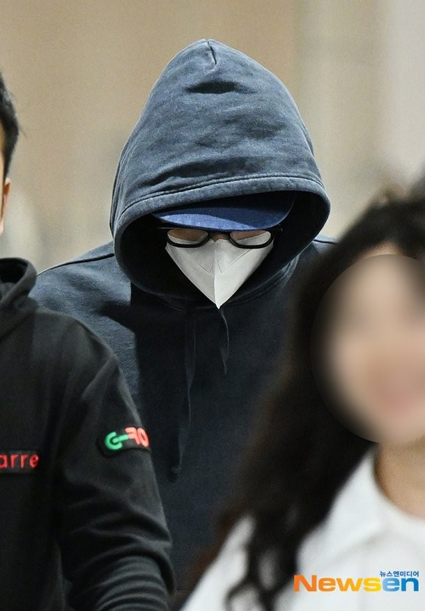 Ryu Jun Yeol sẽ tham dự một sự kiện chụp ảnh thương hiệu thời trang được tổ chức ở đâu đó tại Seoul vào chiều ngày 19/3. Đây là lần xuất hiện chính thức của nam diễn viên sau 4 ngày, kể từ khi công khai mối quan hệ tình cảm với Han So Hee vào ngày 16/3. Liên quan đến tin đồn hẹn hò, công ty quản lý của Ryu Jun Yeol đã từng tuyên bố rằng, không thể xác nhận tin đồn hẹn hò, vì đó là cuộc sống riêng tư, nhưng khi những tin đồn suy đoán lan tràn với tốc độ chóng mặt thì đại diện của Ryu Jun Yeol buộc phải lên tiếng, nhưng có vẻ đã quá muộn: “Chúng tôi đã xác nhận về mối quan hệ tình cảm giữa Ryu Jun Yeol và Han So Hee. Họ đã gặp nhau từ đầu năm nay. Ryu Jun Yeol quen Han So Hee sau khi chia tay và gần đây đã bày tỏ tình cảm của mình với cô ấy. Điều đó đã được xác nhận". Ryu Jun Yeol được cho là một mình nhập cảnh vào Hàn Quốc từ Hawaii, vào ngày 17/3, đã nhanh chóng bước ra khỏi sảnh đến với tư thế cúi đầu, như thể nam diễn viên đã nhận thức được vấn đề. Theo đó, người hâm mộ đang chú ý xem Ryu Jun Yeol sẽ xuất hiện như thế nào trước các phóng viên tại sự kiện ngày 19/3. Ryu Jun Yeol sẽ tham dự một sự kiện chụp ảnh thương hiệu thời trang được tổ chức ở đâu đó tại Seoul vào chiều ngày 19/3. Đây là lần xuất hiện chính thức của nam diễn viên sau 4 ngày, kể từ khi công khai mối quan hệ tình cảm với Han So Hee vào ngày 16/3. Liên quan đến tin đồn hẹn hò, công ty quản lý của Ryu Jun Yeol đã từng tuyên bố rằng, không thể xác nhận tin đồn hẹn hò, vì đó là cuộc sống riêng tư, nhưng khi những tin đồn suy đoán lan tràn với tốc độ chóng mặt thì đại diện của Ryu Jun Yeol buộc phải lên tiếng, nhưng có vẻ đã quá muộn: “Chúng tôi đã xác nhận về mối quan hệ tình cảm giữa Ryu Jun Yeol và Han So Hee. Họ đã gặp nhau từ đầu năm nay. Ryu Jun Yeol quen Han So Hee sau khi chia tay và gần đây đã bày tỏ tình cảm của mình với cô ấy. Điều đó đã được xác nhận". Ryu Jun Yeol được cho là một mình nhập cảnh vào Hàn Quốc từ Hawaii, vào ngày 17/3, đã nhanh chóng bước ra khỏi sảnh đến với tư thế cúi đầu, như thể nam diễn viên đã nhận thức được vấn đề. Theo đó, người hâm mộ đang chú ý xem Ryu Jun Yeol sẽ xuất hiện như thế nào trước các phóng viên tại sự kiện ngày 19/3.