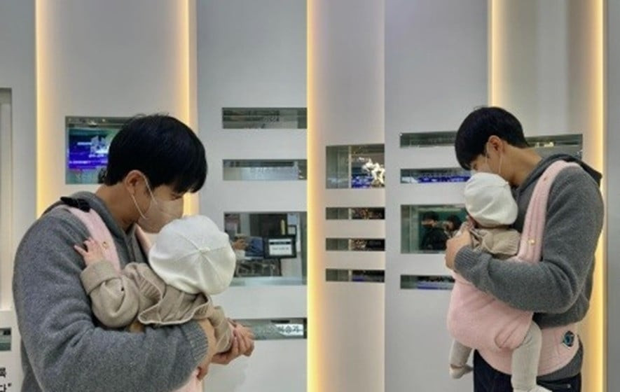 Lee Seung Gi gần đây đã đến thăm Bệnh viện nhi Đại học Quốc gia Seoul cùng cô con gái 10 tháng tuổi của mình, quyên góp 1,5 triệu Đôla Mỹ. Năm 2022, Lee Seung Gi đã quyên góp 5 tỷ won (khoảng 3,8 triệu đô la) cho nhiều mục đích khác nhau, không bao gồm chi phí pháp lý liên quan đến tranh chấp của anh với công ty quản lý cũ Hook Entertainment. Trong số tiền này, 2 tỷ won (khoảng 1,5 triệu đô la) đã được quyên góp cho Bệnh viện Nhi Đại học Quốc gia Seoul, lan tỏa ảnh hưởng tích cực. Trong bức ảnh do Lee Seung Gi chia sẻ, có thể thấy tên anh được khắc trên tường của bệnh viện để ghi nhận những đóng góp của anh. Trong khi đó, Lee Seung Gi gần đây đã kết nối với khán giả thông qua bộ phim Big Family. Năm ngoái, anh kết hôn với nữ diễn viên Lee Da In và chào đón con gái đầu lòng. Lee Seung Gi gần đây đã đến thăm Bệnh viện nhi Đại học Quốc gia Seoul cùng cô con gái 10 tháng tuổi của mình, quyên góp 1,5 triệu Đôla Mỹ. Năm 2022, Lee Seung Gi đã quyên góp 5 tỷ won (khoảng 3,8 triệu đô la) cho nhiều mục đích khác nhau, không bao gồm chi phí pháp lý liên quan đến tranh chấp của anh với công ty quản lý cũ Hook Entertainment. Trong số tiền này, 2 tỷ won (khoảng 1,5 triệu đô la) đã được quyên góp cho Bệnh viện Nhi Đại học Quốc gia Seoul, lan tỏa ảnh hưởng tích cực. Trong bức ảnh do Lee Seung Gi chia sẻ, có thể thấy tên anh được khắc trên tường của bệnh viện để ghi nhận những đóng góp của anh. Trong khi đó, Lee Seung Gi gần đây đã kết nối với khán giả thông qua bộ phim Big Family. Năm ngoái, anh kết hôn với nữ diễn viên Lee Da In và chào đón con gái đầu lòng.