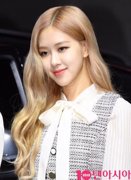 Trong khí Lisa, Jennie, Jisoo đều đã 'rời' YG và công bố hành trình riêng của mình thì kế hoạch hoạt động cá nhân trong tương lai của Rosé vẫn chưa được quyết định cụ thể.