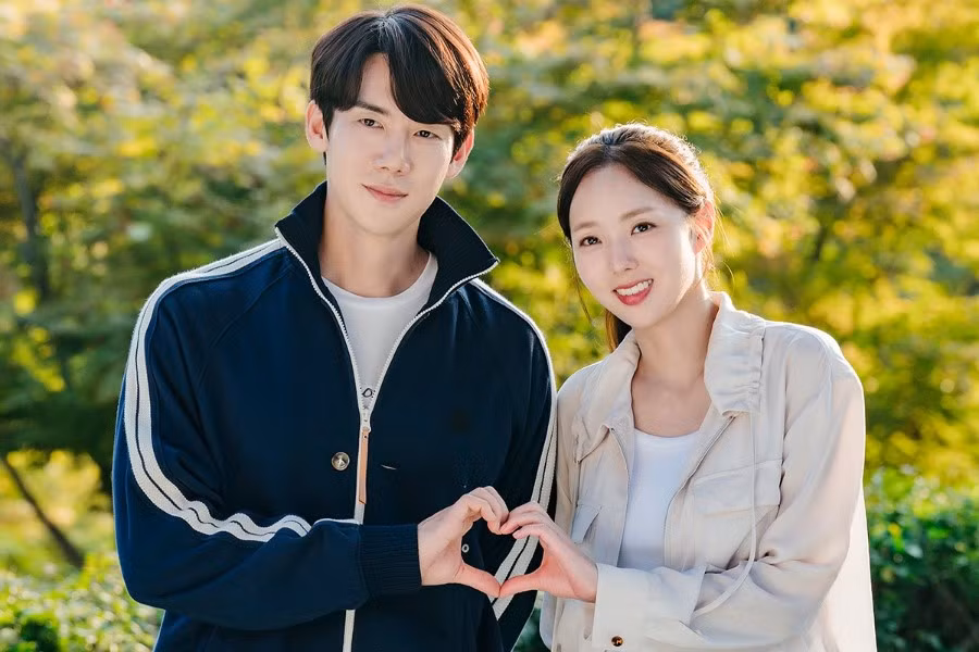 Chuyện tình lãng mạn của Yoo Yeon Seok và Chae Soo Bin nở rộ sau khi trở thành đồng nghiệp.
