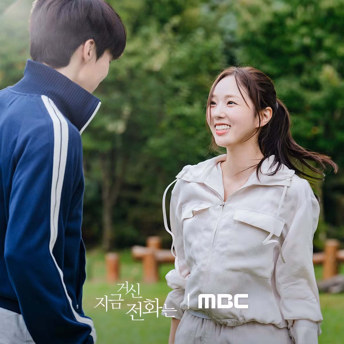 Sa Eon và Hee Joo được nhìn thấy đang vui vẻ trong một chuyến đi chơi của công ty. Sa Eon thậm chí còn cởi áo khoác để nghiêm túc giành chiến thắng trong một trò chơi, trong khi Hee Joo mỉm cười với anh. Bức ảnh chụp cặp đôi hai người tạo hình trái tim bằng tay đã khơi dậy sự mong đợi khi người hâm mộ tự hỏi liệu họ có thổ lộ tình cảm của mình hay không? Tập tiếp theo hứa hẹn một bước ngoặt lớn trong mối quan hệ của họ.
