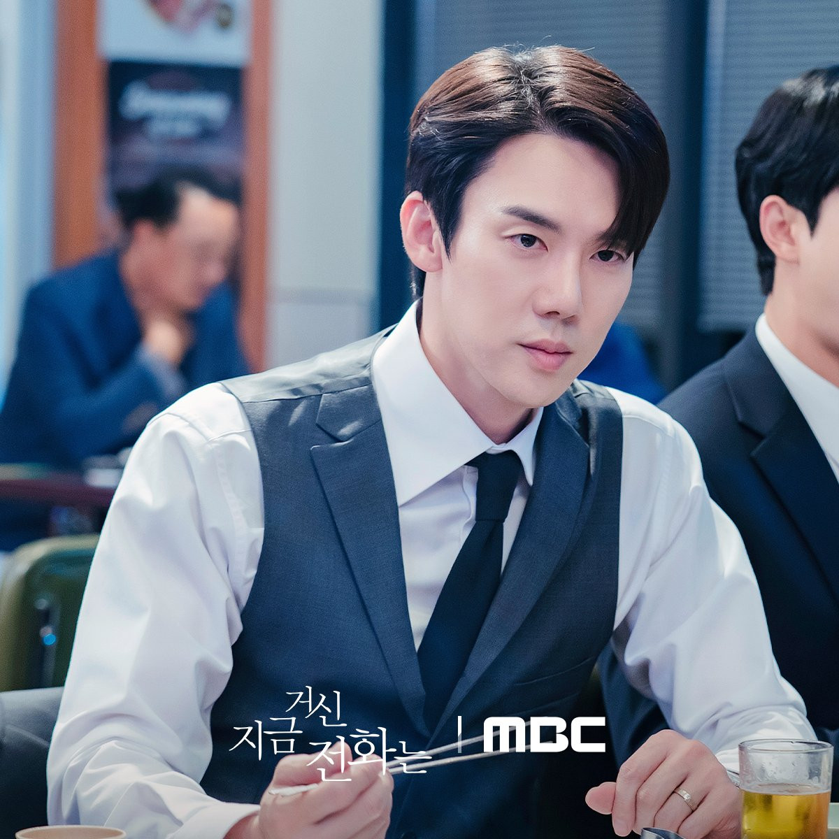 Sa Eon, hành động kỳ lạ, phớt lờ đồng nghiệp và tập trung vào Hee Joo. Nụ cười tinh tế của anh khi nhìn cô khơi dậy sự phấn khích, khiến người xem tự hỏi điều gì sẽ xảy ra tiếp theo. Sa Eon, hành động kỳ lạ, phớt lờ đồng nghiệp và tập trung vào Hee Joo. Nụ cười tinh tế của anh khi nhìn cô khơi dậy sự phấn khích, khiến người xem tự hỏi điều gì sẽ xảy ra tiếp theo.