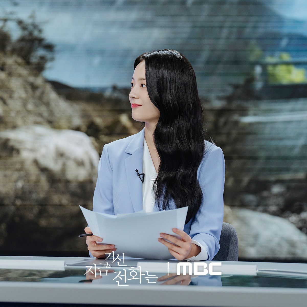 Jang Gyuri, nổi tiếng với năng lượng tích cực, liên tục mỉm cười khi nghiên cứu kịch bản, lan tỏa sự nhiệt tình trên phim trường cho đến khi bắt đầu quay phim. Jang Gyuri, nổi tiếng với năng lượng tích cực, liên tục mỉm cười khi nghiên cứu kịch bản, lan tỏa sự nhiệt tình trên phim trường cho đến khi bắt đầu quay phim.