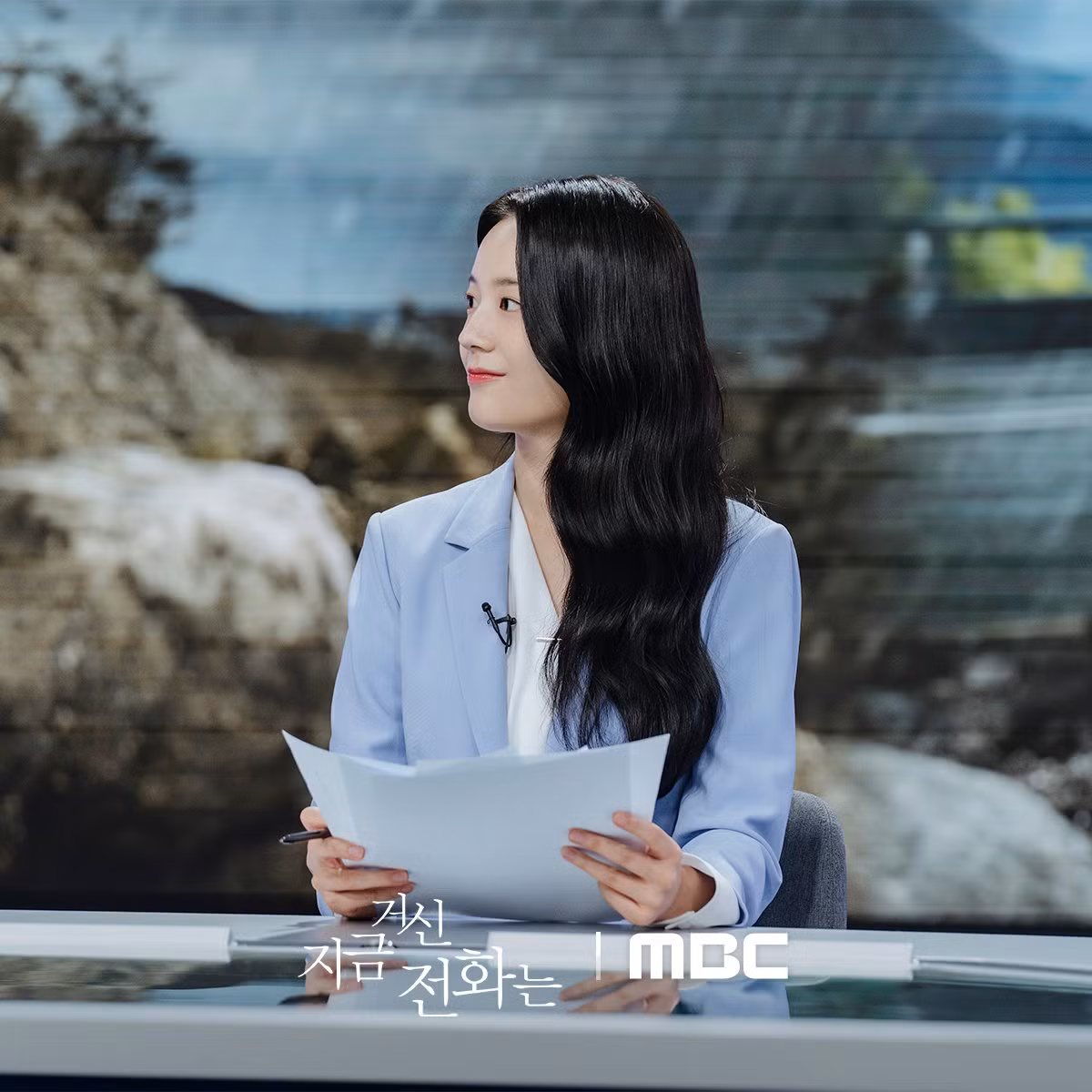 Jang Gyuri, nổi tiếng với năng lượng tích cực, liên tục mỉm cười khi nghiên cứu kịch bản, lan tỏa sự nhiệt tình trên phim trường cho đến khi bắt đầu quay phim.