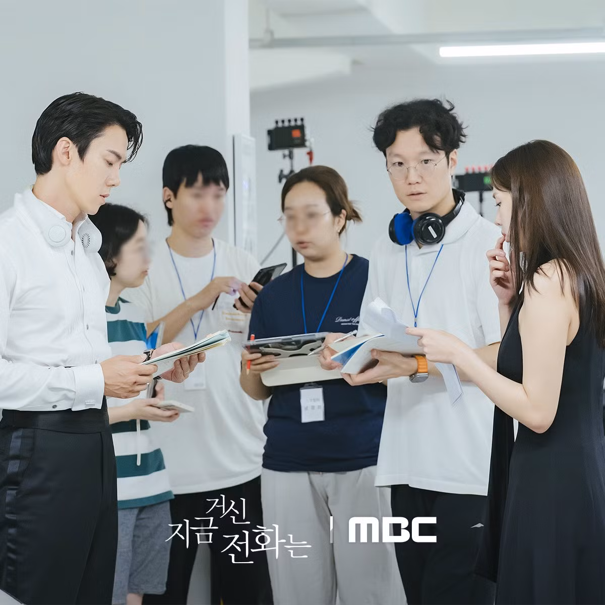 Trước khi quay, Yoo Yeon Seok và Chae Soo Bin đã làm việc chặt chẽ với đạo diễn, nỗ lực hết mình để đưa bộ phim trở nên sống động. Sự ăn ý không thể phủ nhận của họ cũng giúp cặp đôi nhanh chóng đắm chìm vào vai diễn của mình.