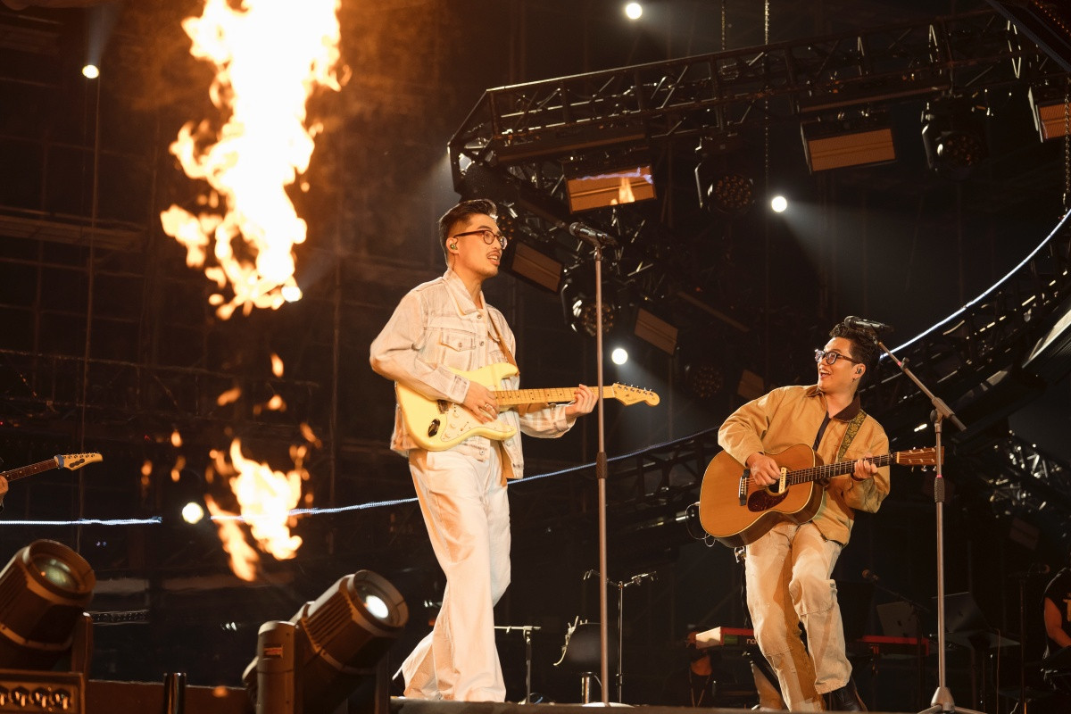 Vũ. và Khang (Chillies) song tấu guitar). Vũ. và Khang (Chillies) song tấu guitar).