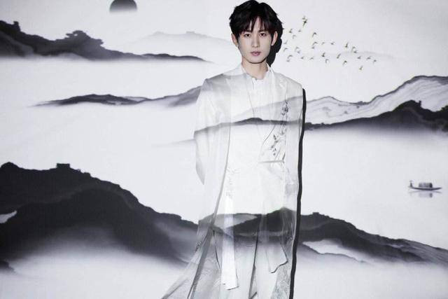 Sự vắng mặt của Thành Nghị tại Đêm hội Weibo 2023 vì đang trên trường quay phim Hồ yêu tiểu hồng nương - Phần Vương quyền gây ra sự tiếc nuối lớn trong cộng đồng mạng, bởi đây là nam diễn viên sở hữu lượng fan đông đảo thuộc dạng top đầu Cbiz, cho thấy vị thế của một &apos;siêu thần tượng&apos;. Theo các nhà chuyên môn, Thành Nghị luôn có một sức hấp dẫn đặc biệt rất lớn với thị trường phim cổ trang. Chỉ riêng khung cảnh nam diễn viên đi dưới trời tuyết trong phim mới cũng thu về hơn 220 triệu views. Hình ảnh này nhanh chóng leo lên &apos;top 1 hot search&apos; với 120 triệu lượt đọc.