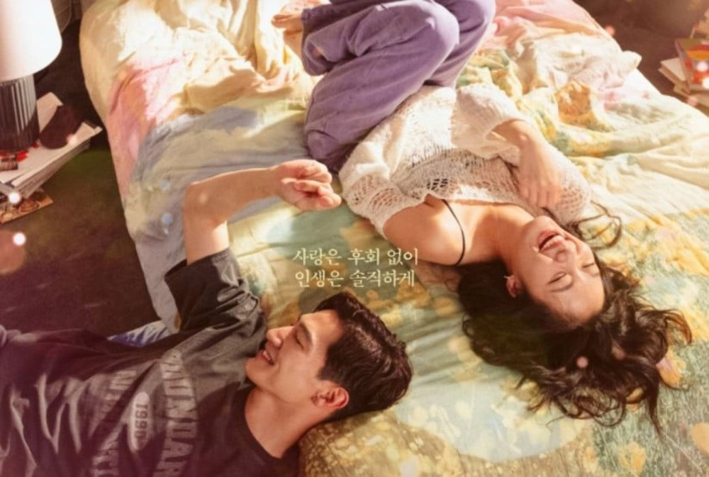 Poster cho thấy 'phản ứng hóa học quyến rũ' giữa Jae Hee và Heung Soo, những người hoàn toàn đồng điệu trong mọi khía cạnh của cuộc sống ngoại trừ quan điểm của họ về tình yêu, làm dấy lên kỳ vọng về sự chung sống hài hước của họ. Câu khẩu hiệu "Yêu không hối tiếc, sống cuộc sống trung thực" càng khơi dậy sự tò mò về cách tiếp cận tình yêu độc đáo và dễ đồng cảm mà các nhân vật sẽ thể hiện.