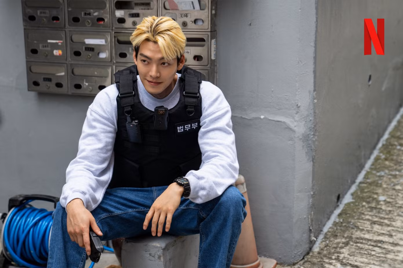 Kim Woo Bin vào vai Lee Jung Do, người chứng kiến một vụ tấn công và can thiệp một cách anh hùng. Anh được trao tặng danh hiệu công dân gương mẫu và được mời vào vai trò sĩ quan võ thuật. Tuy nhiên, căng thẳng leo thang khi tên tội phạm nguy hiểm Kang Ki Jung (Lee Hyun Geol) được thả sau 20 năm ngồi tù. Khi càng đào sâu hơn vào nhiệm vụ của mình, Lee Jung Do, người từng ưu tiên việc vui vẻ hơn tất cả mọi thứ, bắt đầu nhận ra ý nghĩa sâu sắc và sự viên mãn khi bảo vệ hạnh phúc của người khác. Cùng với đó, tình đồng chí ngày càng phát triển giữa Lee Jung Do và Kim Seon Min. Họ không ngừng tận tụy, theo dõi và truy đuổi mục tiêu, nhấn mạnh cam kết chung của họ trong việc bảo vệ công chúng. Kim Woo Bin giải thích rằng ban đầu anh không quen với vai trò này, bao gồm làm việc dưới quyền Bộ Tư pháp và theo dõi những người từng ngồi tù để bảo vệ sự an toàn của công dân. Sau đó, anh nhấn mạnh rằng anh đã đầu tư rất nhiều công sức vào việc học võ thuật để đảm bảo rằng các kỹ năng của Jung Do được miêu tả chân thực trong các cảnh hành động của bộ phim. Phim được khởi chiếu vào ngày 13/9.