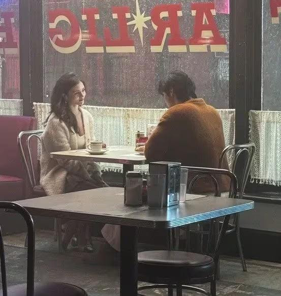 Cha Eun Woo đang nhận được rất nhiều sự chú ý từ trường quay MV đến mức bị nhầm lẫn là đang hẹn hò với con gái của Olivia Hussey.